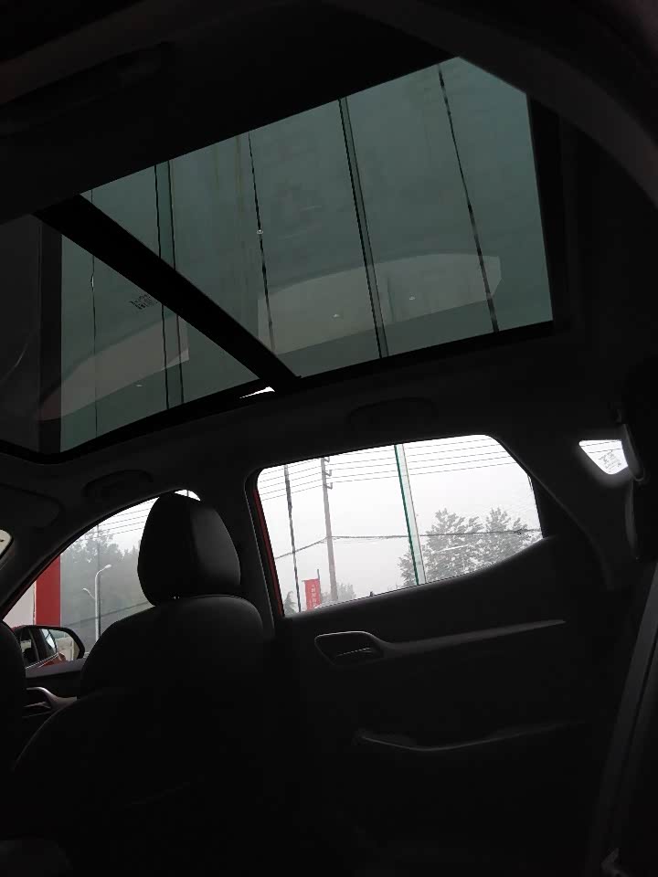 中配的也有天窗,还挺的,所以才选这个,比一般的天窗要,出去玩旅游拍照