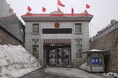 乃堆拉山口附国门山寒冷积雪几米厚山温暖山冰雹守关战士们工作生活