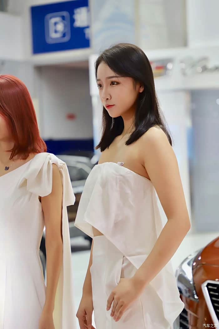 这美女长得够清纯的