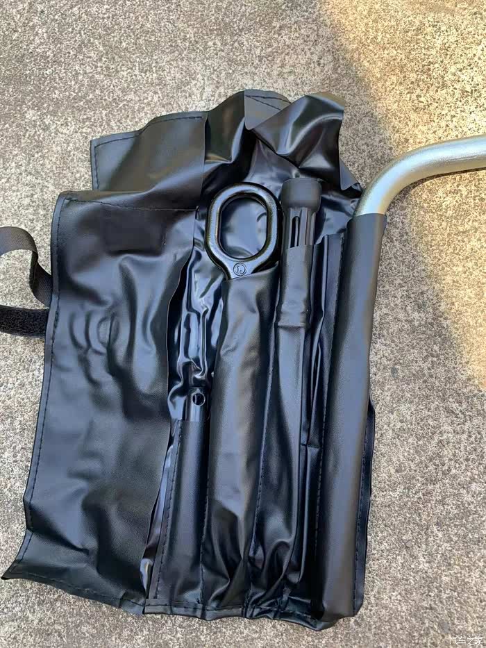 【图】提车q5l 2022 40豪华动感,问随车工具(充气泵,数据线)_奥迪q5