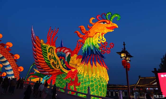 御苑门里,芙蓉桥西南侧,龙凤呈祥灯组之凤凰展翅.