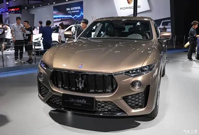 "粪叉子"车标,既为它增添几分霸气感,又能够将它的品牌彰显