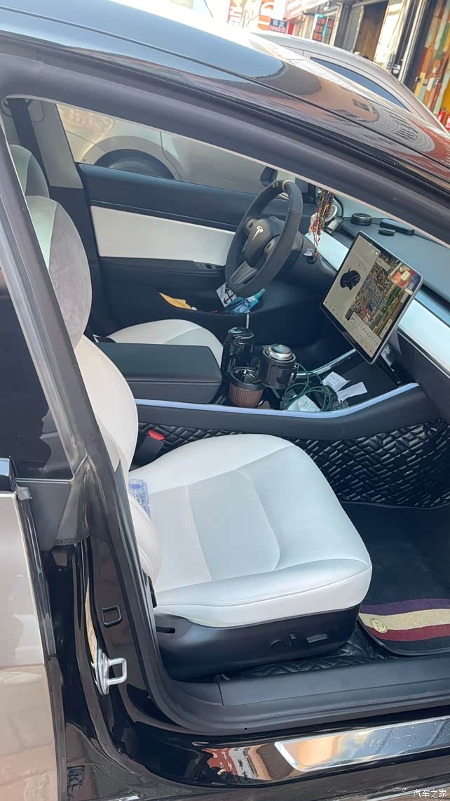 出20款model3白色内饰座椅和氛围灯