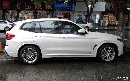 风光580 和 宝马x3 的侧面图以及参数展示.