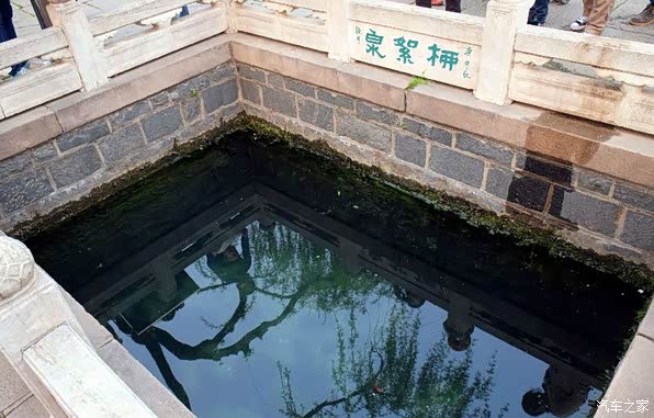 往西走便来到了柳絮泉,一个集柳的婀娜多姿与水的