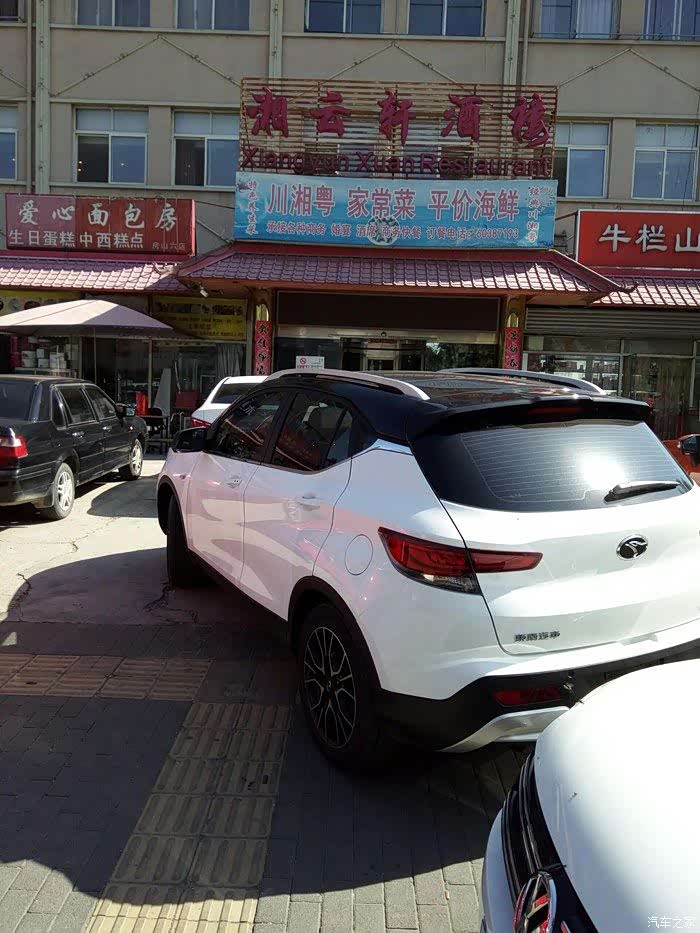 后尾部的动感造型加是运动型尾翼,运动范十足