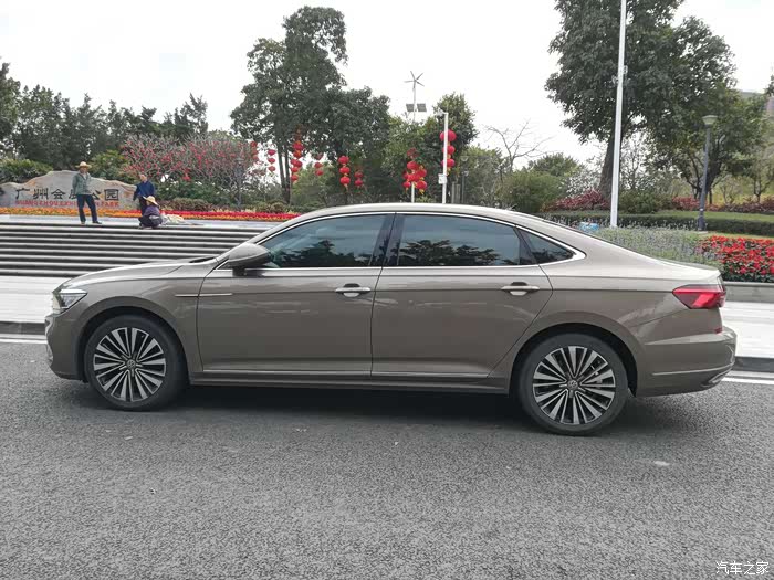 帕萨特香槟金实拍