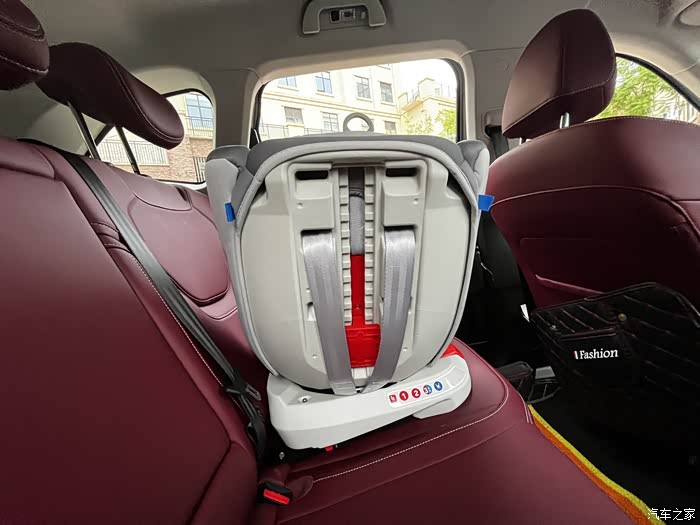 山东慧达获得用于座椅减震的滑动滚轮专利处理原有减震中选用尼龙复合材料运用过程中与上框总成及下框总成硬磨座椅滚轮的运用寿数较短的问题