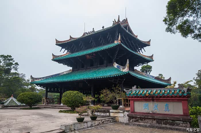 真武阁是一座完全木质结构的建筑物,整个楼阁共有三层,本身13米,加