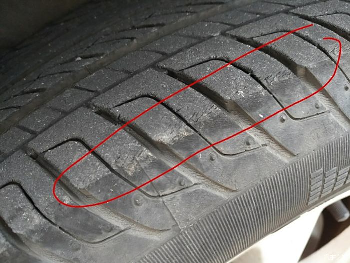 【图】轮胎上的这种细小裂纹正常吗?