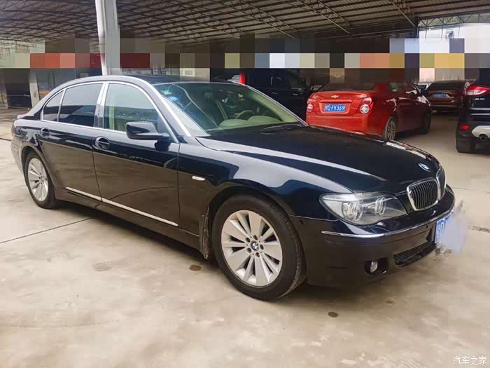 老款宝马7系充满时尚商务感.
