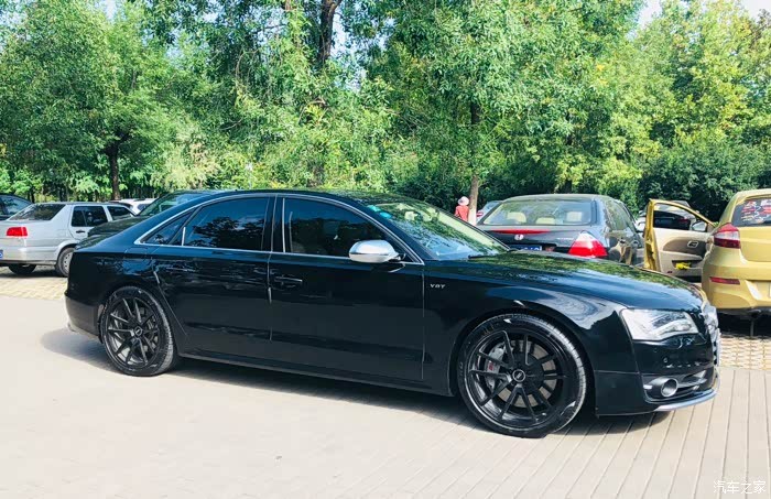 奥迪s8换一套21寸轮毂,黑武士风
