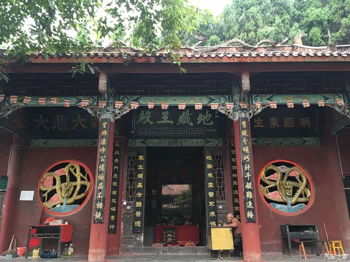 四川长安suv联盟骑云飘飞虔诚朝拜药王寺