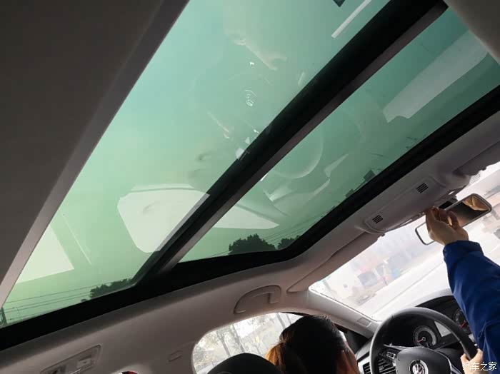 试驾哥给我们打开天窗,全景天窗虽然不够啊,但比普通天窗一倍