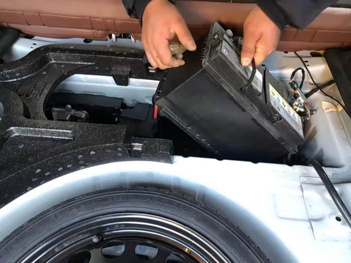 有钱没钱回家过年春节前给别克威朗更换瓦尔塔agm蓄电池