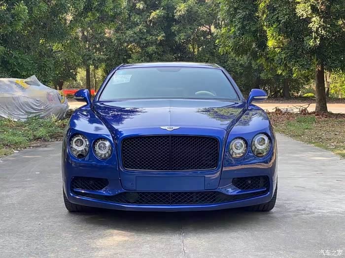 这款蓝色外观的宾利摆出了优雅姿态动力十足行车无忧爱了