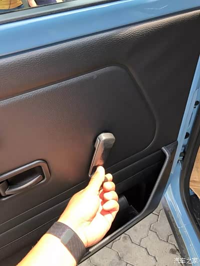 定制版463版本奔驰g,专属配色很少见!就是后排的手摇玻璃