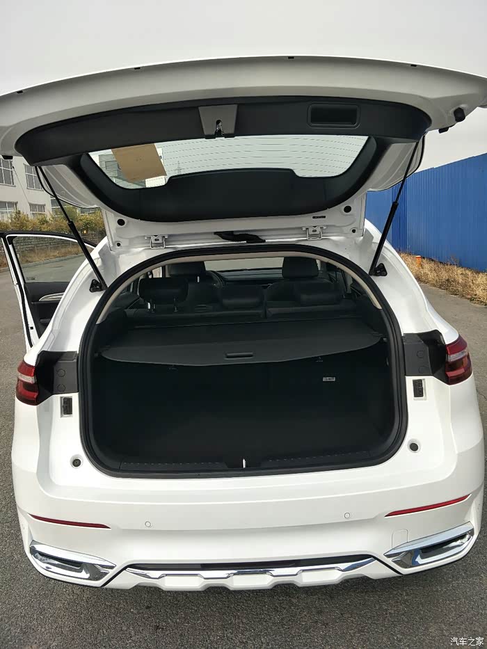 后备箱的空间比较大,正常居家使用可以满足需要.