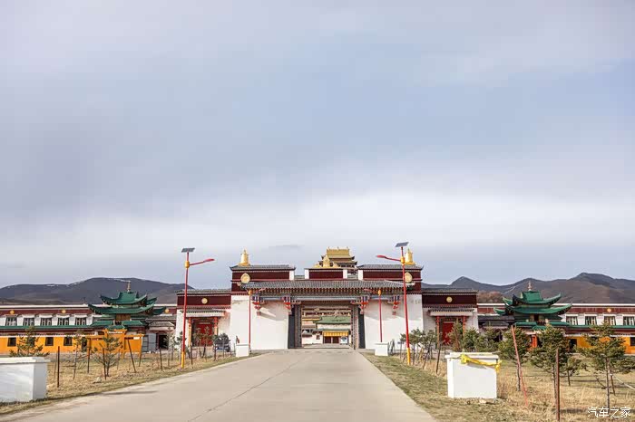 路虎发现带路去莲宝叶则探寻石头城堡的秘密