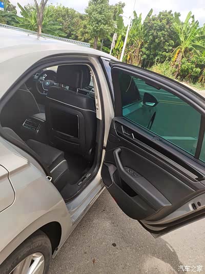 后排暗色隔热隐私玻璃