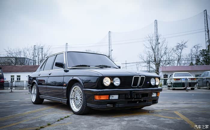 你没见过的宝马5系30多年前的宝马e28m535i