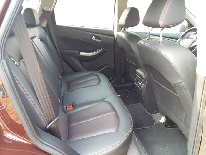 启辰t70的后排空间够大也够用.