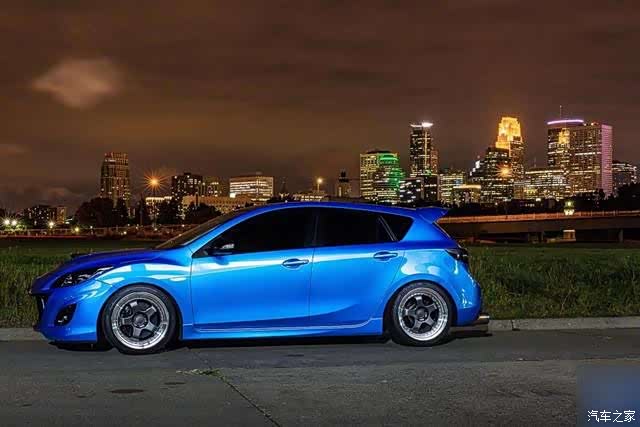 一辆由"买菜车"改装成"小钢炮"的马自达3