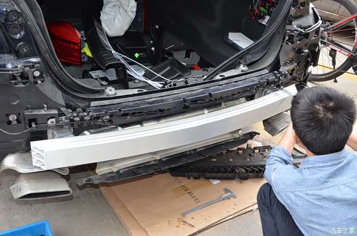 铝合金后防撞梁,这也算是论坛首例改装了吧_宝马5系论坛_汽车之家论坛