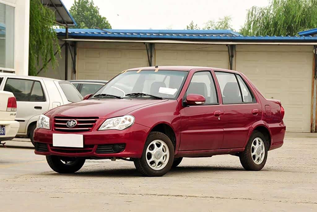 红色的夏利n5也是款情怀满满的车.