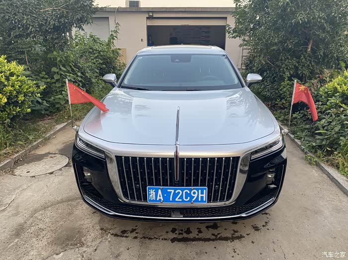 带着红旗的双拼h9