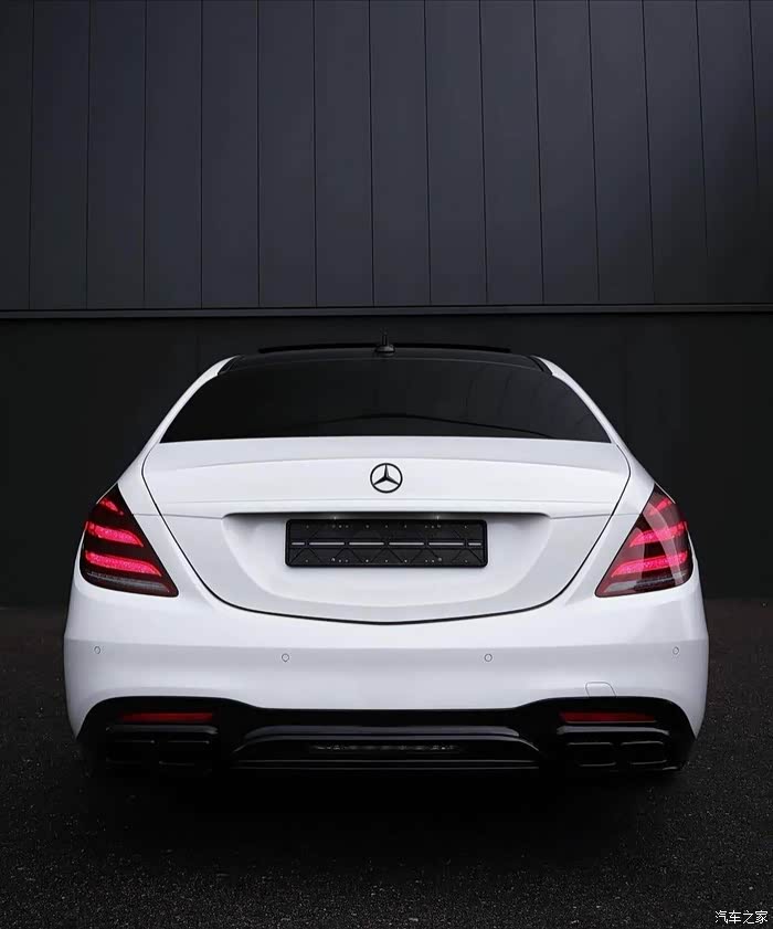 奔驰s级用最简单的黑白配色展示出最酷的车身!