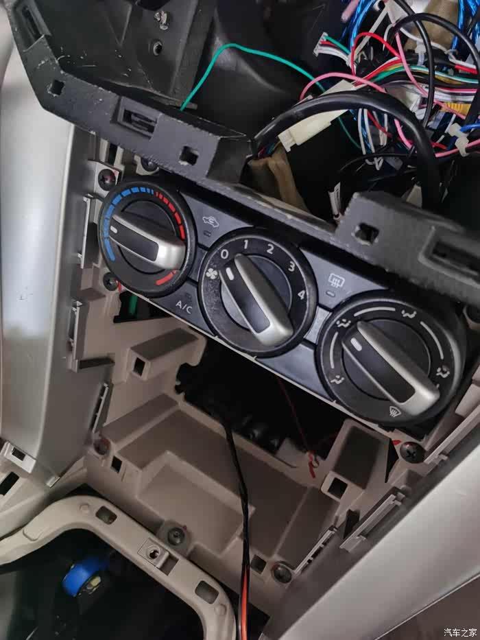 空调面板盖,直接撬(直接的方法是手抓住上下格压住往外拉,再撬上面