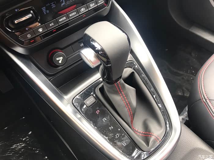 和我的旋钮换挡不一样,这个是有的换挡的档位把了
