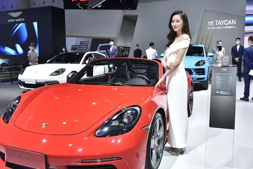 保时捷美女端庄素雅的同时也有俏皮可爱的一面