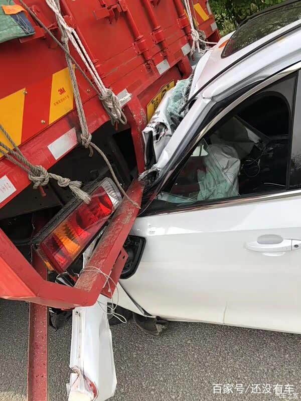 比亚迪秦pro新能源严重追尾大货车,网友:这a柱质量真是无车能及