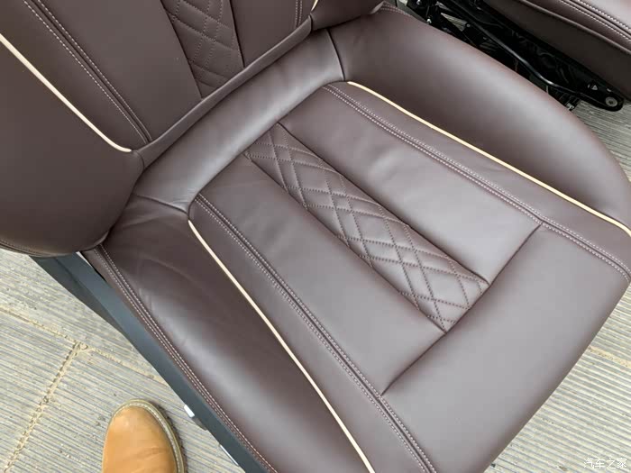 出售两个摩卡色座椅