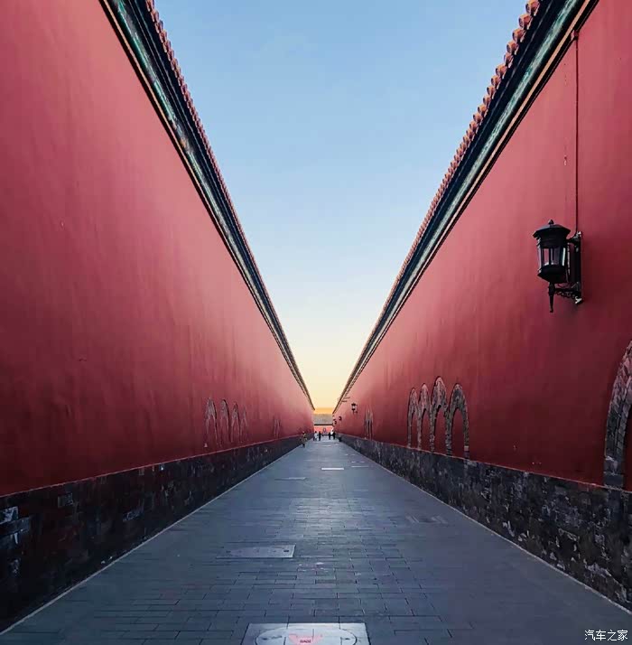 高大的城墙,这里基本都是红墙黄瓦,都是九五之尊的颜色.