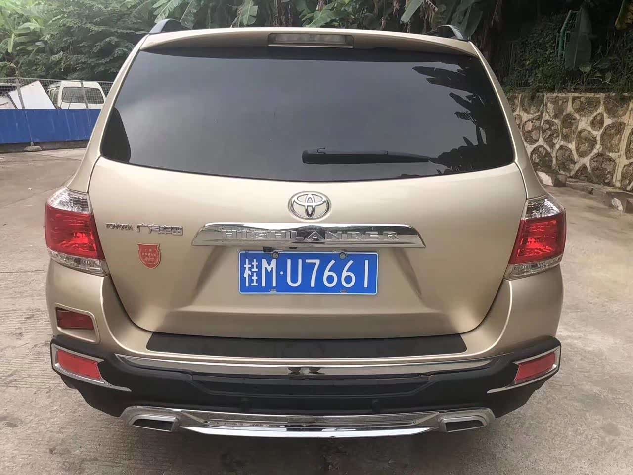 金色的丰田汉兰达太霸气了!车内空间非常大.