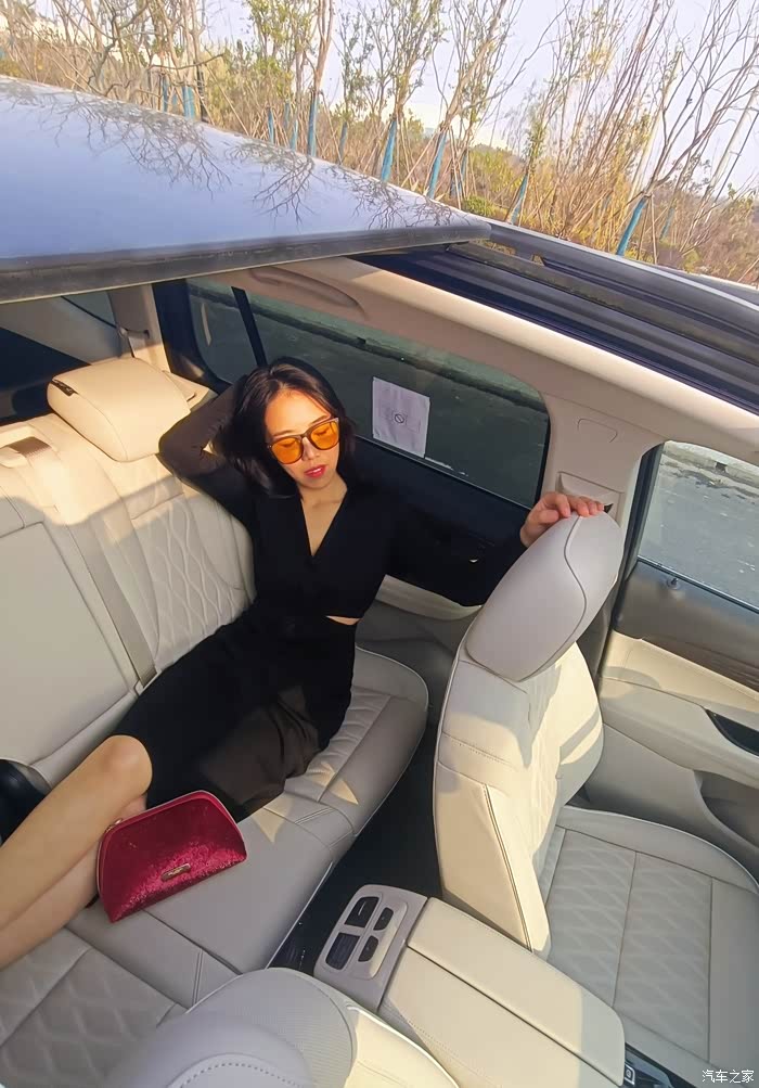 秋天是一首诗那香车美女是首歌