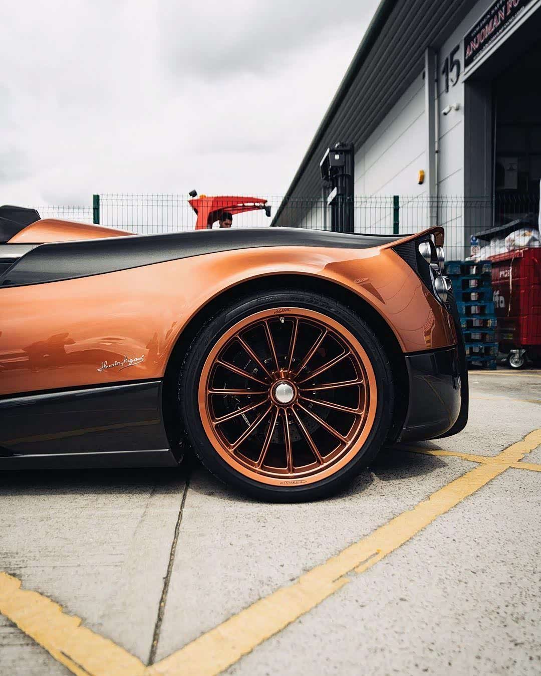 古铜色的帕加尼huayra 配铜色的轮毂,够味儿!