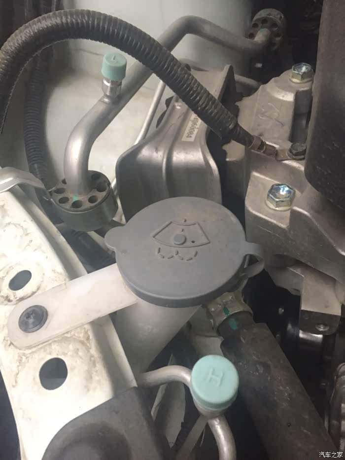 新轩逸玻璃水是不是加在这个白色的管里面