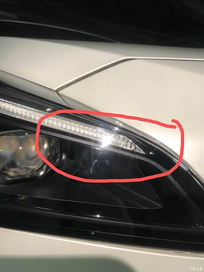 今天发现xt4右前大灯内部有痕迹