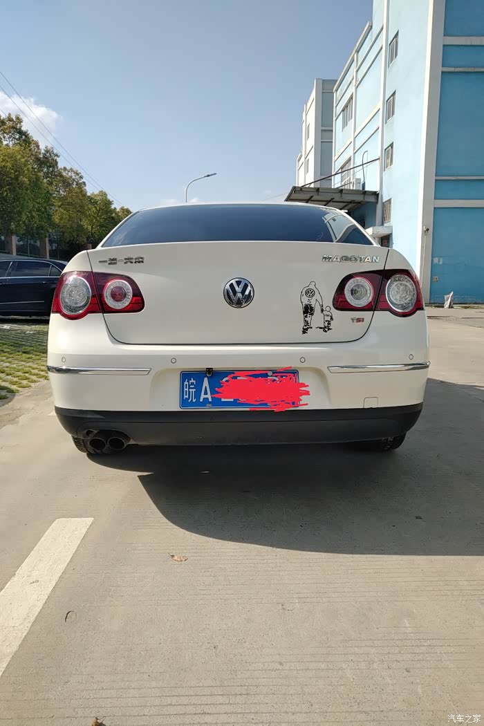 出一辆白色外观的迈腾b6