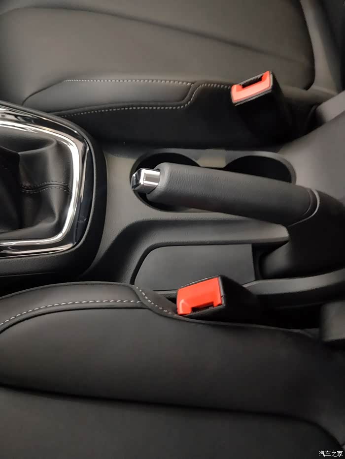 我觉得这个手刹好有安全感呀,往上一拉自动挡的是电子的,我也不知道