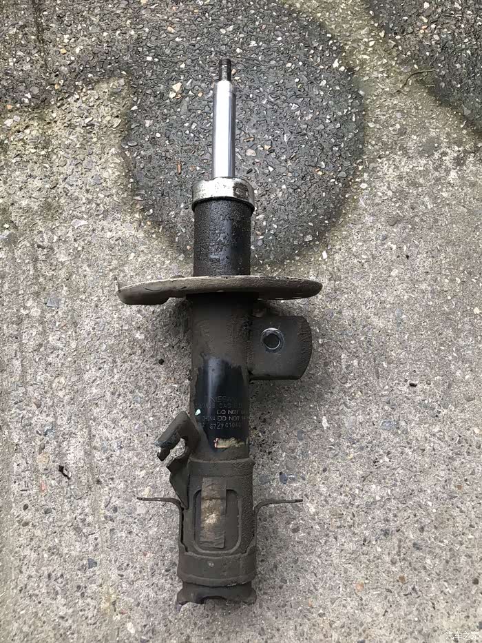 16款轩逸减震器漏油更换原厂右前减震器作业