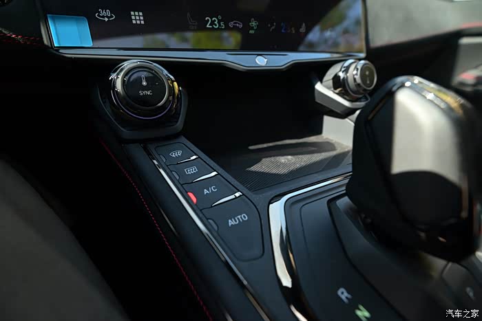 椰林密语与白色领克05共度惬意午后