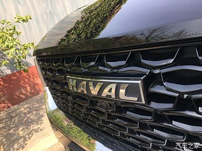 哈弗车标特写黑色车标面藏前视摄像头这辆车有360度全向视野狭窄带