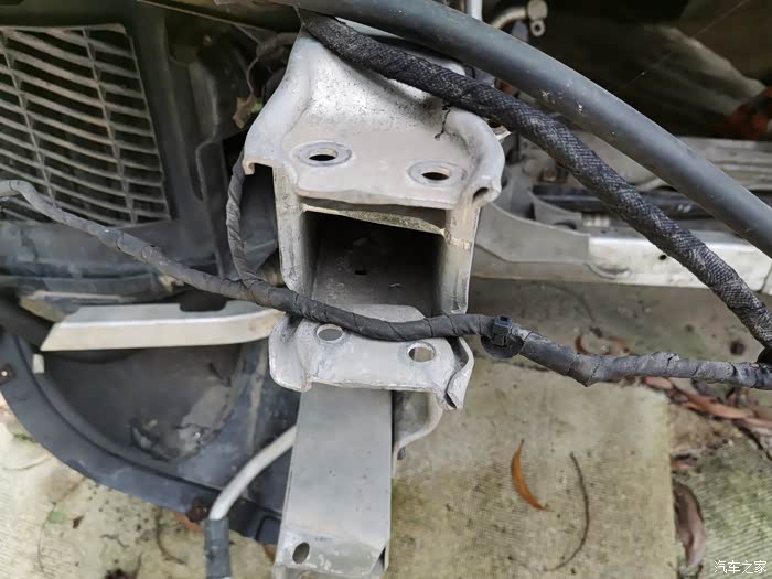 这宝马的纵梁梁头算是受损吗?