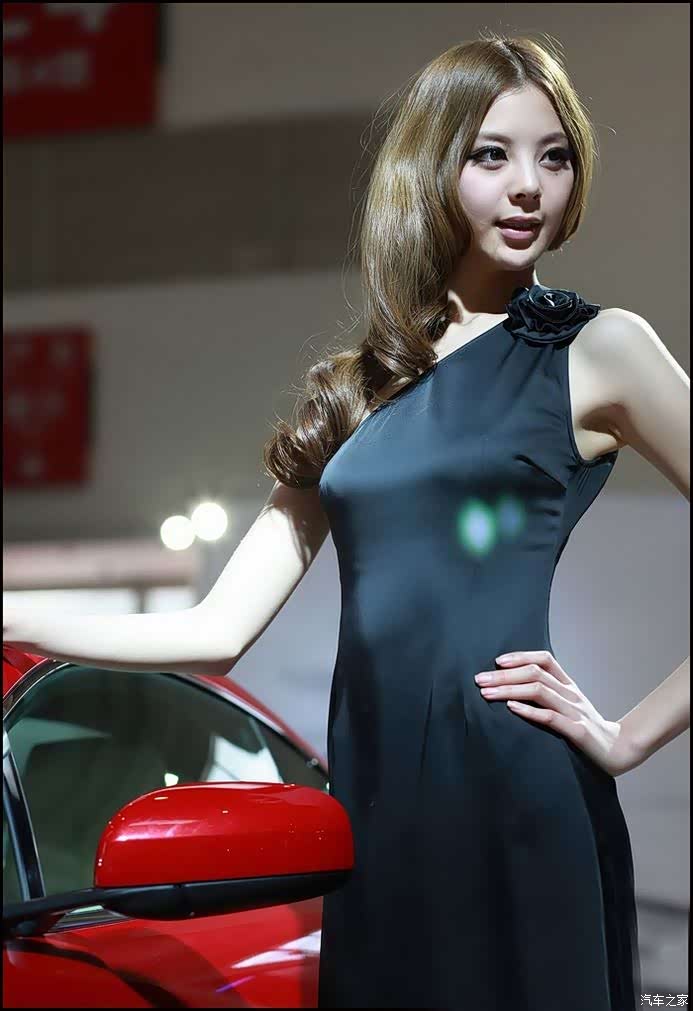 时尚美女车模谢梦气质卷发华丽礼服惊艳全场