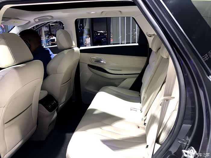 1米85东北大汉逛车展之欧尚x7空间体验